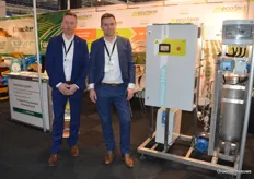 Wiebe Bergsma en Wilko Jilissen van Farmstore dat op de beurs de aandacht vestigde op het merk Ecofarm. Ecofarm biedt waterhandeling met ozon aan. Het is een Italiaanse techniek.